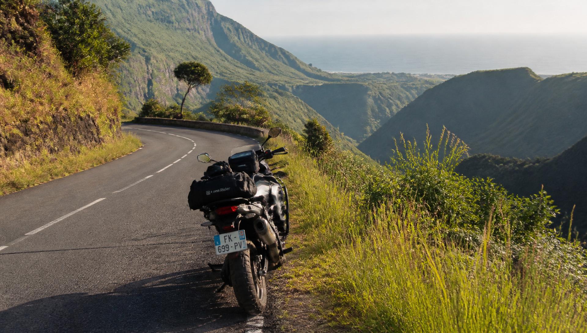 Motard sur une route de Corse-du-Sud au coucher du soleil